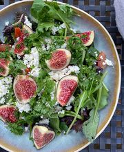 Salat der Saison mit Feigen, Feta und Himbeer Dressing
