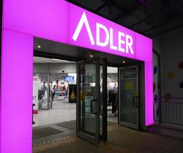 Lichtwerbung - Beleuchtetes Werbeelement im Eingangsbereich. Produziert von Breitenbach Werbetechnik aus Heilbronn.