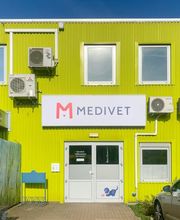 Grüne Pflanzen Kölle Fassade und weißer Medivet-Eingang