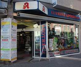 Aussenansicht der Lutrina-Apotheke