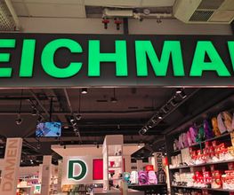 Die Abbildung zeigt die Frontansicht der Deichmann-Filiale in Überlingen mit dem Fokus auf das Deichmann-Logo.