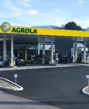 AGROLA Tankstelle in Saint-Maurice mit TopShop; station-service AGROLA à Saint-Maurice; Einfahrt im Vordergrund; mehrere Tanksäulen; station couverte