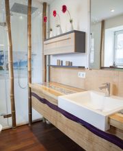 Badezimmer mit Rivertable und Sternenhimmel im Duschbereich