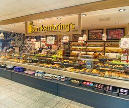 Bäckerei & Bistro
Im Vorkassenbereich befindet sich unsere Bäckerei mit Bistro mit zahlreichen Sitzmöglichkeiten im Innen- und Außenbereich.
Mit Leidenschaft verkaufen wir nicht nur Biobrot, süßes Gebäck und Kuchen, sondern auch unsere beliebten Mettbrötchen. Diese erhalten Sie bei uns natürlich zu allen Werktagen, doch wenn Sie Ihr Mett besonders frisch mögen, laden wir Sie gerne zu unserem „Mettwoch“ ein: Denn jeden Mittwoch stellen wir Mett frisch für Sie her!
Sie können bei uns mit einem leckeren Frühstück gestärkt in den Tag starten oder an unserer „Heißen Theke“ einfach auf die Hand verschiedene Snacks zum Mitnehmen bekommen.