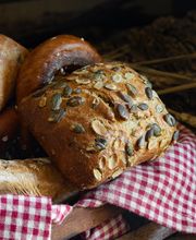 Bäckerei/Bakeoff
Wer kann schon herrlich duftenden Backwaren widerstehen? In der Bäckerei und um Backshop finden Sie eine große Auswahl davon. An der Bäckerei haben Sie die Möglichkeit, sich hinzusetzen und einen Kaffee (auch to go) in Ruhe zu genießen. Dazu empfehlen wir besonders ein leckeres Stück Kuchen oder Torte.