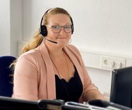 Hier strahlt die Teilnehmerin in die Kamera während sie dem Unterricht folgt.