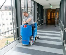 Krankenhaus-Flurreinigung per Maschine