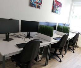 Schulungsraum mit mehreren PC-Arbeitsplätzen.