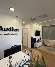 Recepción y sala de espera del Centro Auditivo Audika ubicado en Alcobendas, Madrid. En la calle Pablo Picasso 76.