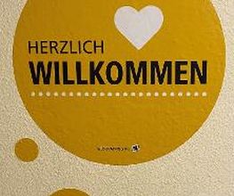 Ein Wandtattoo mit der Aufschrift Herzlich Willkommen.