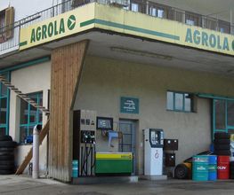 AGROLA Tankstelle in Röthenbach im Emmental, eine Tanksäule, ein Zahlautomat