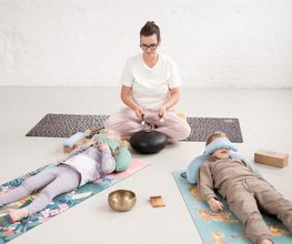 Yogalehrerin aus Berlin beim Kinderyoga