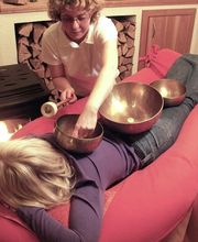Klangtherapie-mit-Therapieklangschalen