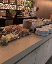 dean&david Catering | Stuttgart - Buffettheke mit Brot, Dips, Spießen, warmen Speisen und Getränken für ein vielseitiges Catering bei Business Events und Feiern.