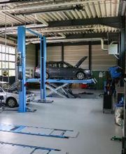 Kfz-Technik Stumpf - Unsere moderne Werkstatt u. a. mit 2 Scherenhebebühnen