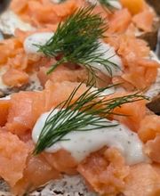dean&david Catering | Stuttgart - Frische Lachs-Häppchen auf Baguette mit cremigem Aufstrich, Dill und leichter Sauce für ein hochwertiges Business Catering oder Event Buffet.