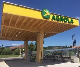 AGROLA Tankstelle in Unterlangenegg; überdacht; rechts Velounterstand; im Hintergrund Feld