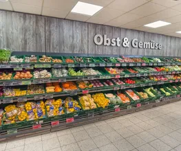 Obst und Gemüse
Eine frische Auswahl beim Obst und Gemüse ist uns sehr wichtig, weshalb bei uns auch jeden Tag angeliefert wird. Hier findest du eine große Vielfalt und saisonal natürlich Leckereien der Jahreszeit, beispielsweise Erdbeeren und Spargel. In den Auslagen sind selbstverständlich Erzeugnisse unserer regionalen Partner zu finden und ebenso Produkte in bester Bio-Qualität.