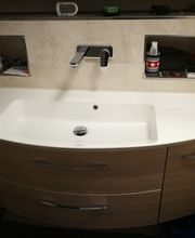 Waschtisch und Armatur