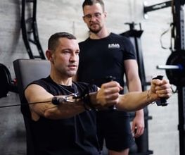 Personal Training Robert Reberger Personalisierte Betreuung beim Krafttraining mit Kabelzug für gezielten Muskelaufbau und optimale Haltung.