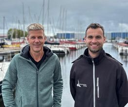 Welkom bij Schepenkring Heeg, gevestigd bij Ottenhome Heeg aan het prachtige Heegermeer, het kloppend hart van de Friese watersport. Wij zijn Jan IJben en Jochum van Tuinen, uw jachtmakelaars in Friesland. Samen delen wij een grote passie voor het water en begeleiden wij u graag bij de verkoop of aankoop van uw schip.

Jan is algemeen directeur van Ottenhome Heeg en al jarenlang actief binnen de watersportbranche. Jochum heeft ruime ervaring in de jachtmakelaardij en staat bekend om zijn nuchtere aanpak, vakkennis en betrokkenheid bij zowel koper als verkoper.