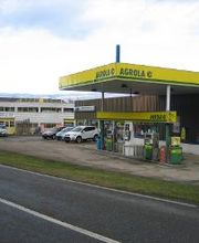 AGROLA Tankstelle in Yvonand; station service AGROLA à Yvonand; couverte; überdacht; mehrere Tanksäulen; plusieurs plompes à carburants
