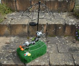 600-20250314-01 Gartenfigur Ameise im Liegestuhl.JPG