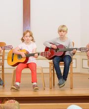 Eine Aufführung einer Kleingruppe im Fach Gitarre bei einem Musikschulfest