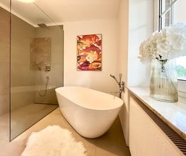 Mit Liebe zum Detail und einem Gespür für modernes Design realisiert die H+S Immobilien GmbH aus Koblenz hochwertige Badrenovierungen, die Funktionalität und Ästhetik auf höchstem Niveau vereinen.