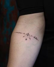 Schriftzug Tattoo mit Ornamenten und Dotwork am Unterarm.