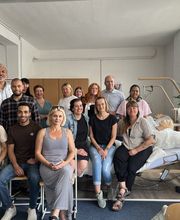 Besuch des Klinikums Chemnitz bei CareLend in Weißenfels
Am 14.07.2026 besuchten drei Praxisanleiter des Klinikums Chemnitz das CareLend Bildungszentrum in Weißenfels. Im Mittelpunkt standen die Vorbereitung internationaler Pflegefachkräfte auf den praktischen Teil der Anpassungsmaßnahme sowie Möglichkeiten zur Optimierung der betrieblichen Integration. Die Teilnehmer der aktuellen Gruppe hinterließen einen sehr positiven Eindruck. Der praktische Einsatz im Klinikum Chemnitz beginnt im August 2026.