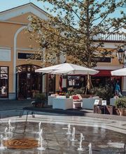Tagesausflug in Schleswig Holstein. Shoppingausflug in das Designer Outlet Neumünster. Deigner Marken zu Outlet Preisen; Abkühlung Springbrunnen