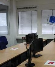 Schulungsraum mit mehreren PC-Arbeitsplätzen