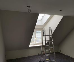 Decke angehängt, Fensterrahmen verkleidet, Raum gestrichen.