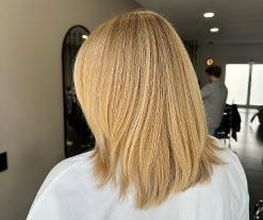 Ein perfektes Zusammenspiel von Farbe, Schnitt und Pflege: Bei Frispoint in Bremen haben wir diesen edlen Blondton mit einer sanften Aufhellung und kühlen Nuancen kreiert – ein strahlendes, natürlich wirkendes Ergebnis mit viel Glanz und Bewegung. ✨