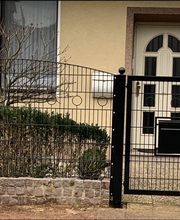 Zaun und Tor mit Bogen und Briefkasten