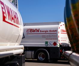 Ein WAHR- und ein BWW-LKW