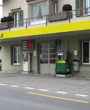 AGROLA Tankstelle in St. Erhard - Knutwil; zwei Tanksäulen mit Zahlterminal und digitaler Preisanzeige; an Wohnhaus gelegen; über AGROLA Dach direkt Balkon von Wohnhaus