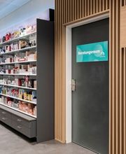 Verkaufsflaeche und Eingang zu Beratungsraum Amavita Apotheke Vispach