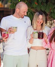 We are Mauritius, gutes Essen schmeckt noch besser, wenn man es teilt! Lachen, anstoßen, genießen – genau so geht ein perfekter Tag im Mauri. Ob mit der Crew, der Family oder deinem Lieblingsmenschen – hier dreht sich alles um gemeinsame Genussmomente.