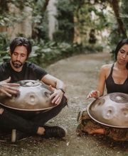 Die Spirit Wave Handpans stehen für ein besonders warmes Klangerlebnis. Deren sanften Töne, gewürzt mit einer vollmundigen Klangfarbe, gehen bis unter die Haut in jede Zelle. Der lang anhaltende und zugleich gut ausbalancierte Nachklang, auch bekannt als Sustain, sorgt für einen sphärischen Klangteppich - und das sowohl bei langsamerem als auch schnellerem Spielstil. Der volle, raumhaltende Klang schafft eine beruhigende, warme Atmosphäre.

Du kannst die Spirit Wave Handpan im Handpan Showroom Aschaffenburg ausprobieren und kaufen oder bei www.Handpan.World online bestellen.