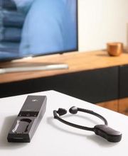 Das Sennheiser Set 860 ist ein digitales TV-Hörsystem überträgt den Ton Ihres Fernsehers oder anderer Audioquellen drahtlos direkt in Ihre Ohren.