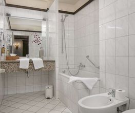 Guest room bath