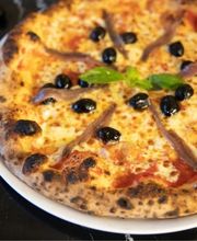 Pizza présentée sur une assiette