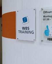 Eingangsschilder zu den Räumlichkeiten von WBS Training Augsburg