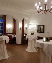Festlich vorbereiteter Saal der Dodona Loge Berlin für einen Empfang.