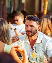 We are Mauritius, gutes Essen schmeckt noch besser, wenn man es teilt! Lachen, anstoßen, genießen – genau so geht ein perfekter Tag im Mauri. Ob mit der Crew, der Family oder deinem Lieblingsmenschen – hier dreht sich alles um gemeinsame Genussmomente.