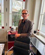 Porträt von A. Hampel in seinem Büro bei der PAKT Gruppe.