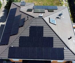 08 Photovoltaikanlage auf Satteldach mit Gauben.jpg