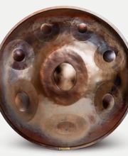 Spüre wie sich Dein Geist beruhigt, mit dem besonderen Klang der Healing Frequency. Diese Handpans werden in der Frequenz 432 Hz hergestellt, denn in hinduistischen und buddhistischen Traditionen wird angenommen, dass diese spezielle Frequenz dazu in der Lage ist, in besonderer Weise unsere Chakren, die Lebensenergiezentren, anzuregen und dadurch spirituelles Erwachen fördert.
Du kannst die Healing Frequency Handpan im Handpan Showroom Frankfurt ausprobieren und kaufen oder bei www.Handpan.World online bestellen.